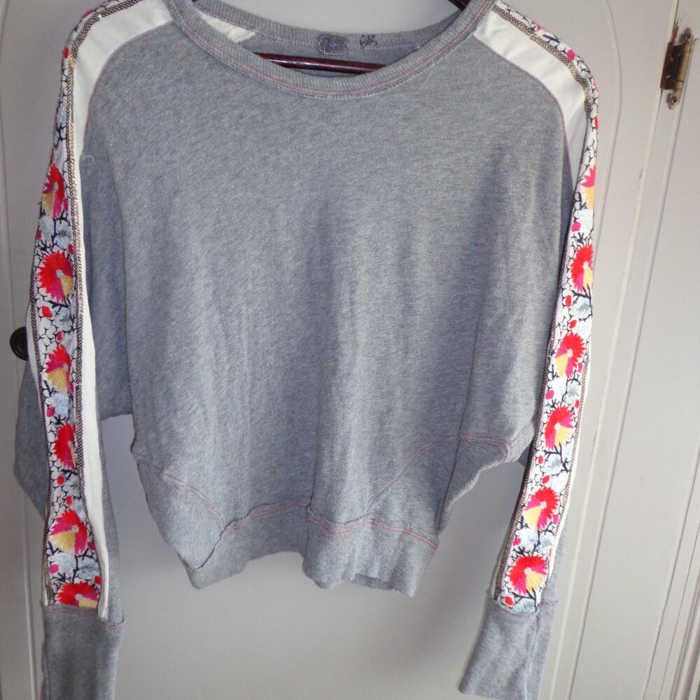 NWOT We The Free Cropped Raglan Top M Grey Multi Embellished Long Sleeves Floral